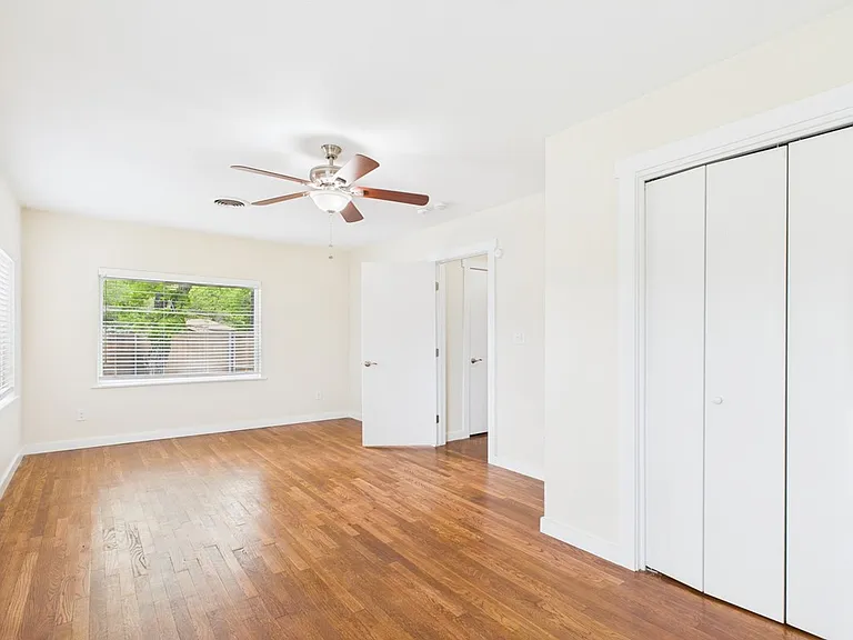 409 S Pear St — Photo 12