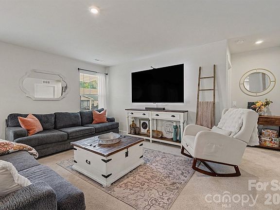 3rd image of 313 Damask Dr