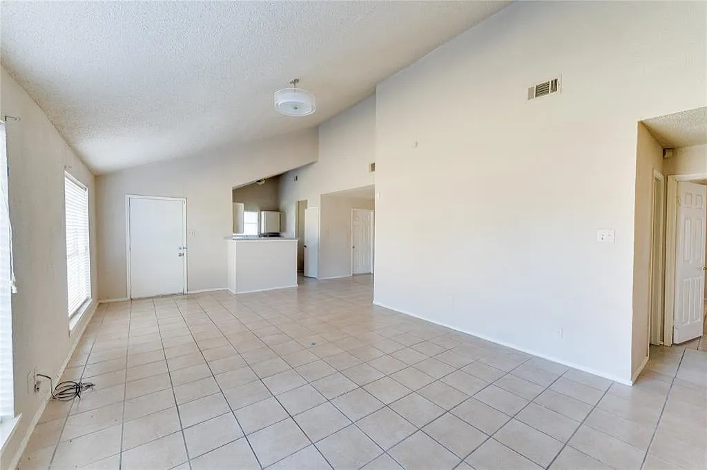 4 bed, 2.0 bath, 1439 sqft, $1,800 — Photo 3