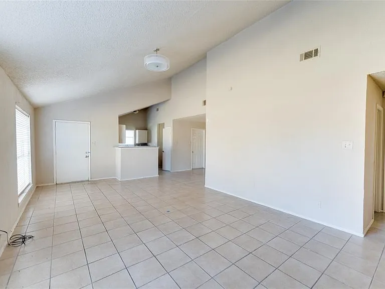 1539 Stevenage Ln — Photo 3