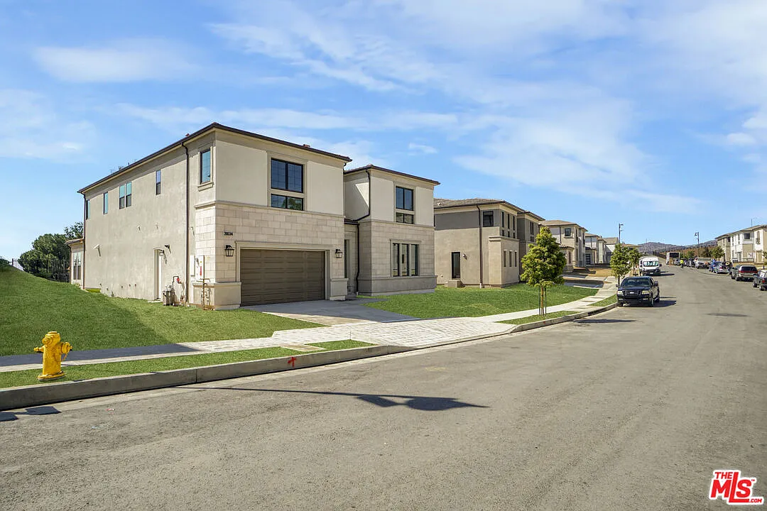 5 bed, 4.5 bath, 4709 sqft, $8,500 — Photo 2