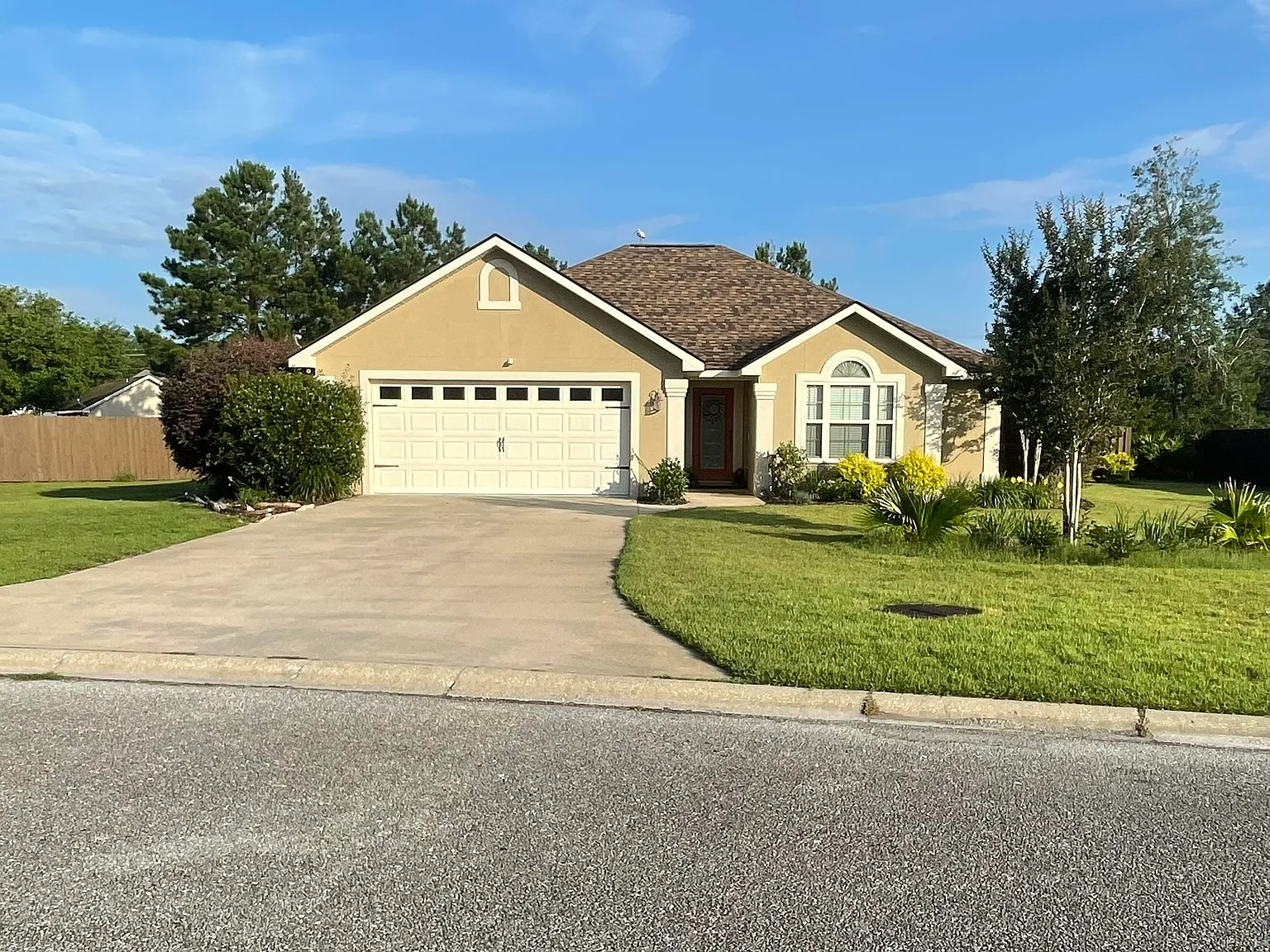 3 bed, 1348 sqft, $2,200 — Photo 1