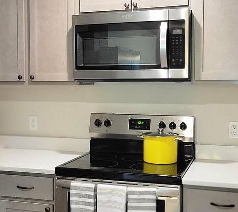 3rd image of 557 Parkhill Cir