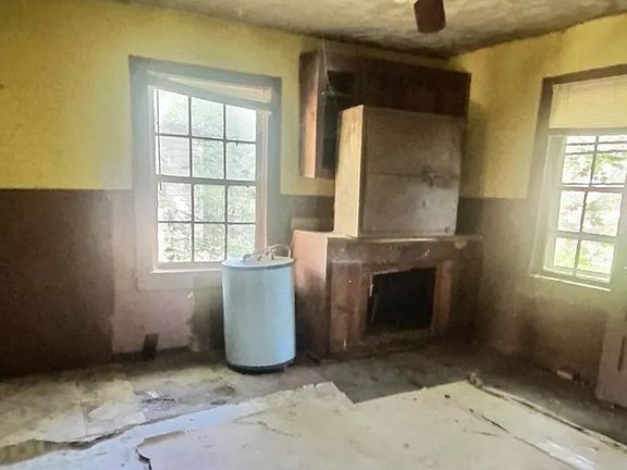 3rd image of 246 Douglas St