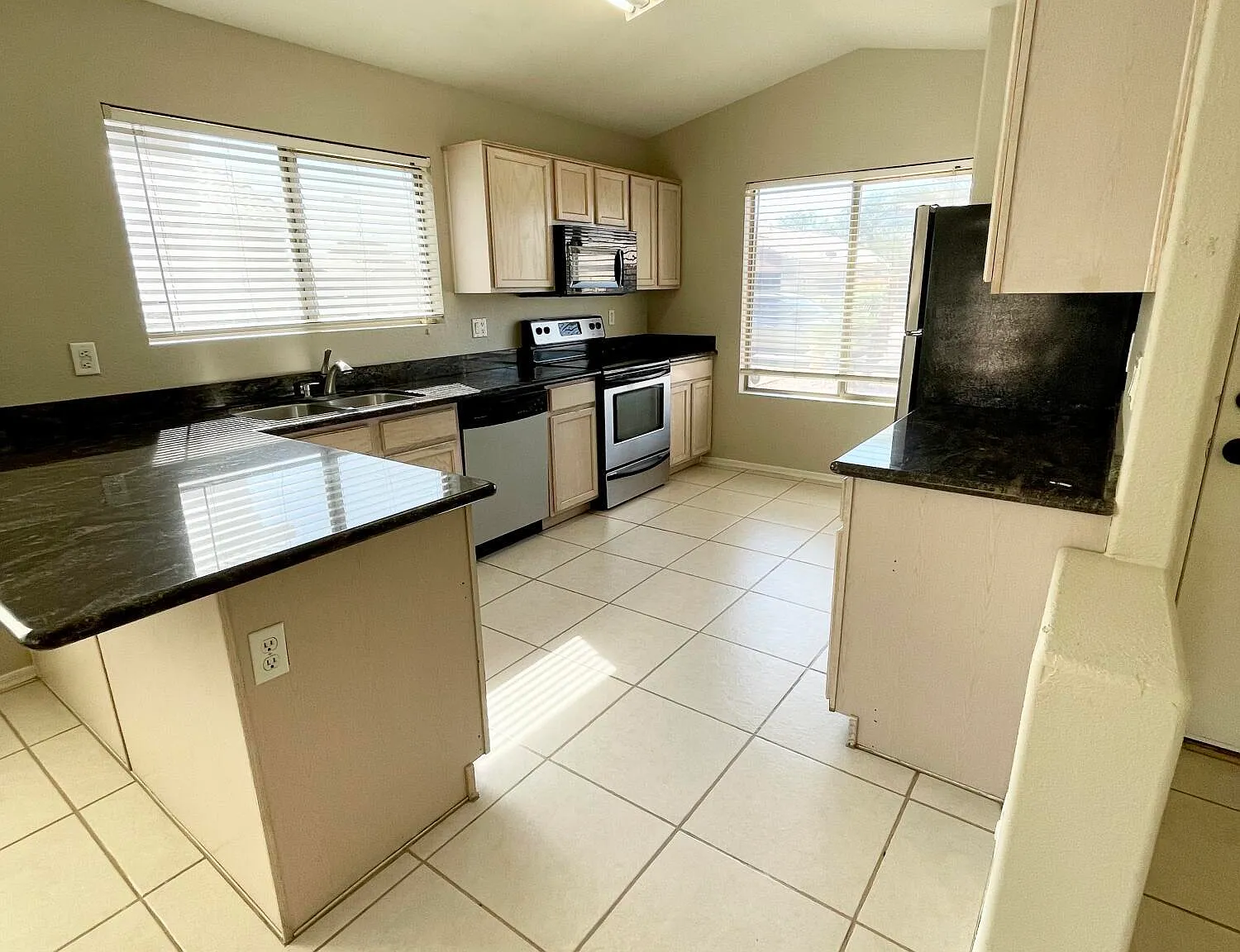 3 bed, 2.0 bath, 1516 sqft, $1,950 — Photo 3