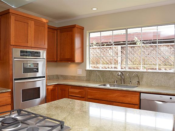 3rd image of 819 Virginia Ct