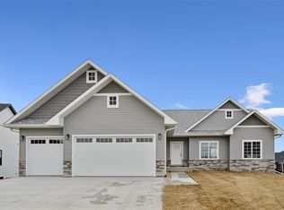 916 Horizon Dr, Tiffin, IA 52340