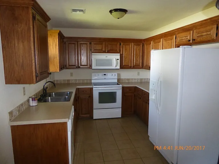 621 NW Granite Ave — Photo 2