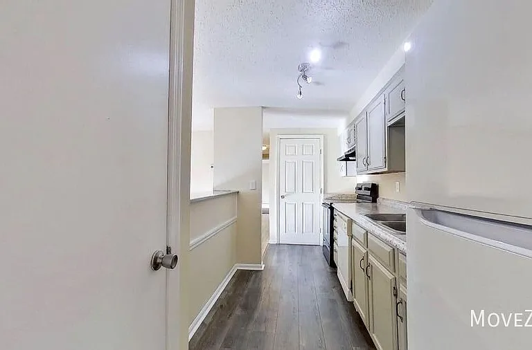 1641 Arlyn Cres E — Photo 19
