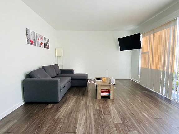 5th image of 659 E Queen St APT 3