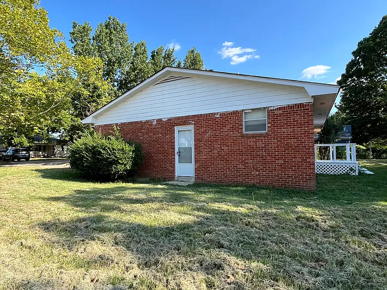 1749 Winchester St — Photo 5