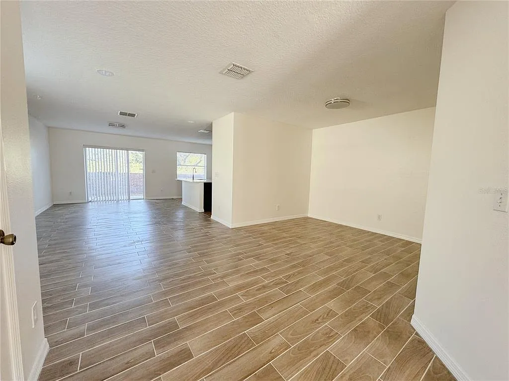 3 bed, 2.0 bath, 1872 sqft, $2,100 — Photo 4