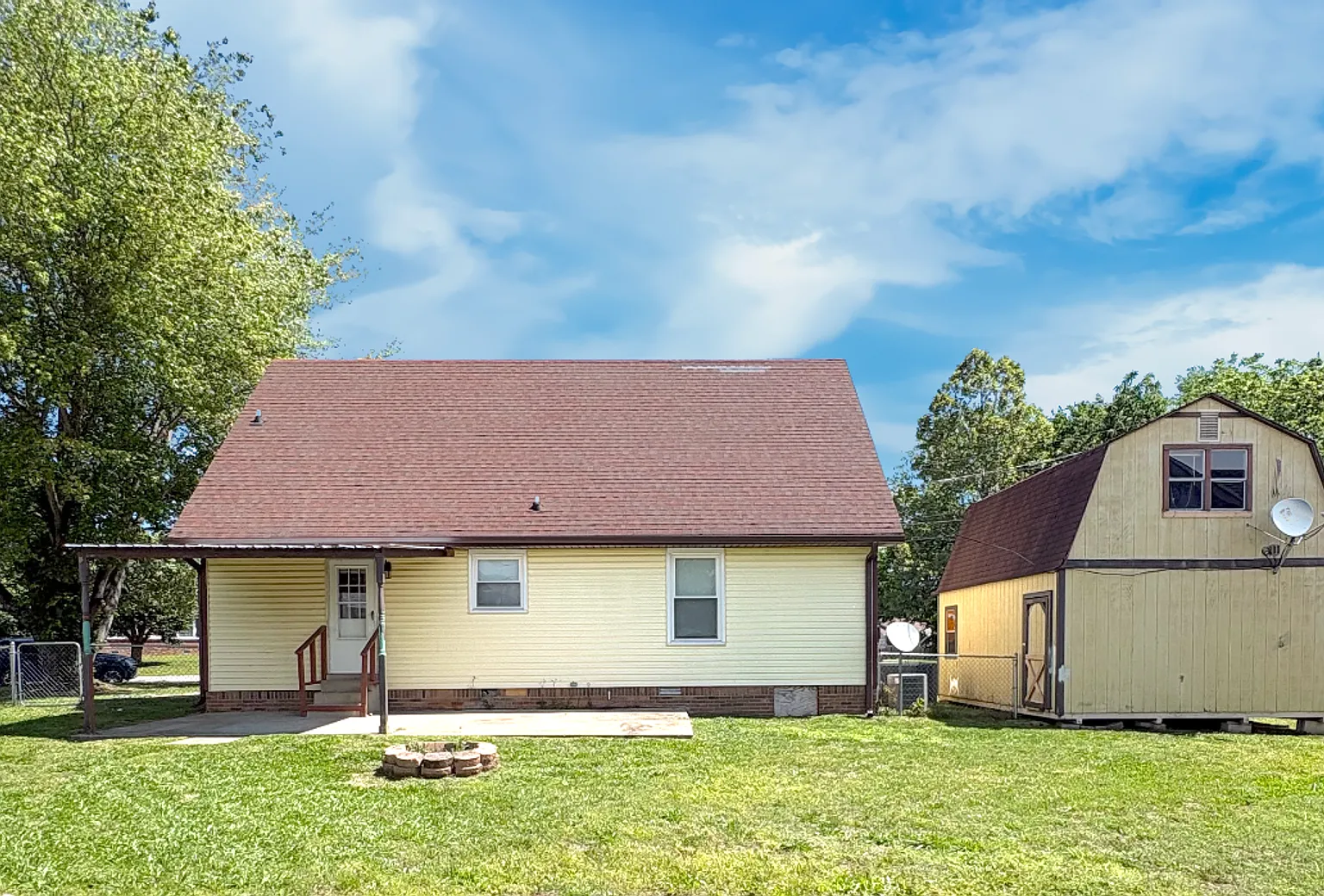 Just Reduced Charming 3 Bedroom Home In The Heart Of Clarksville - Now Available! — Photo 2