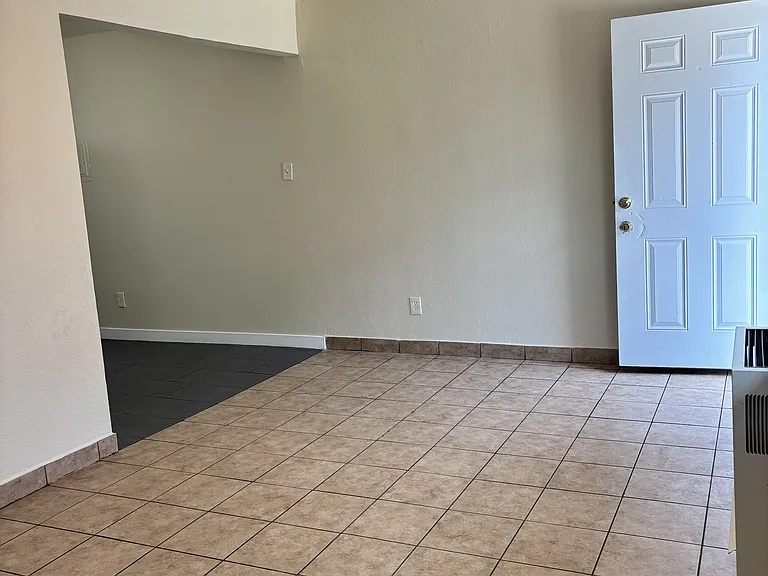 113 W Century Blvd — Photo 3