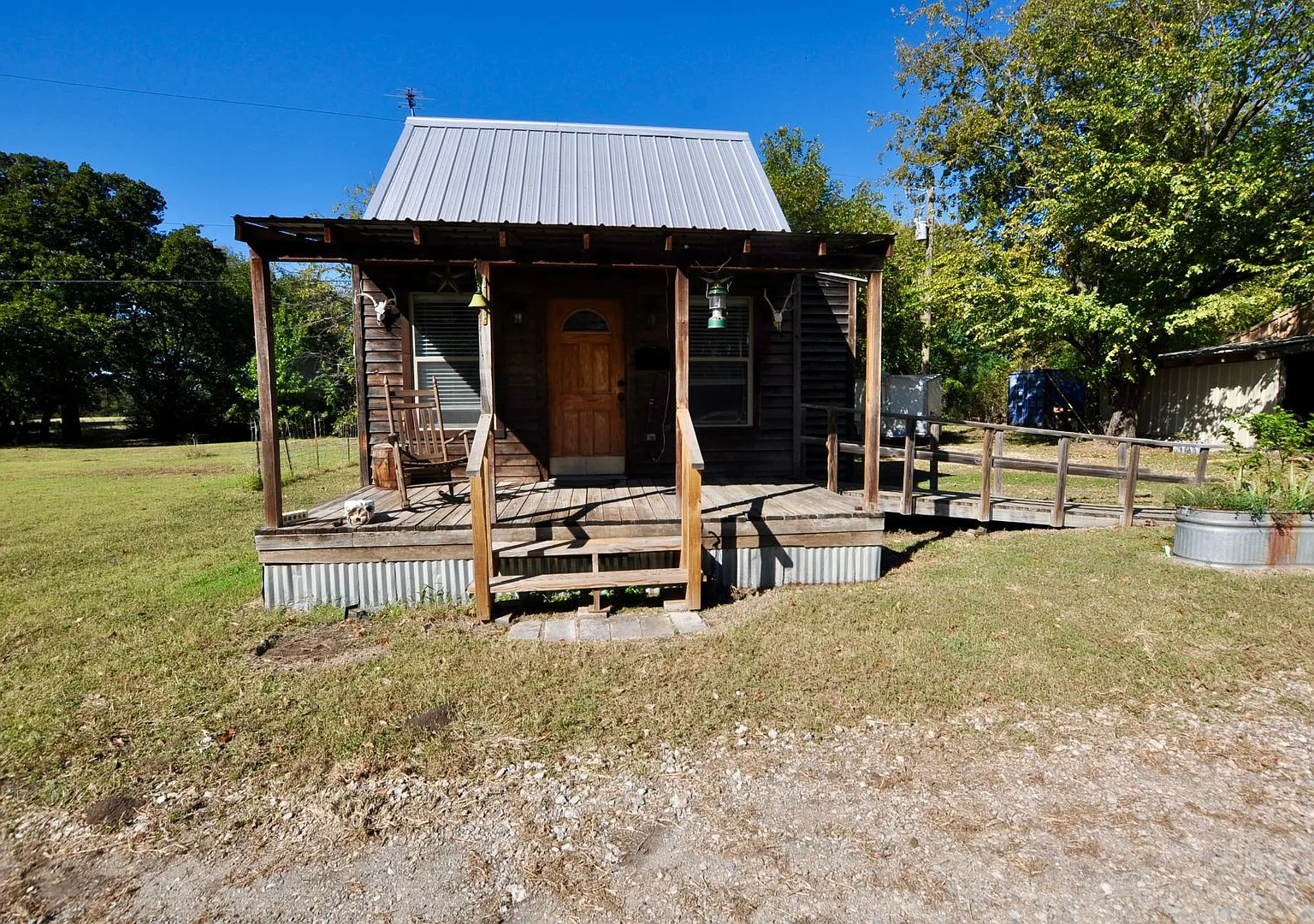 All Utilities & Lawn Care Included! - For Lease - Cute 1 Br - 1 Ba Cabin In Weatherford. — Photo 2