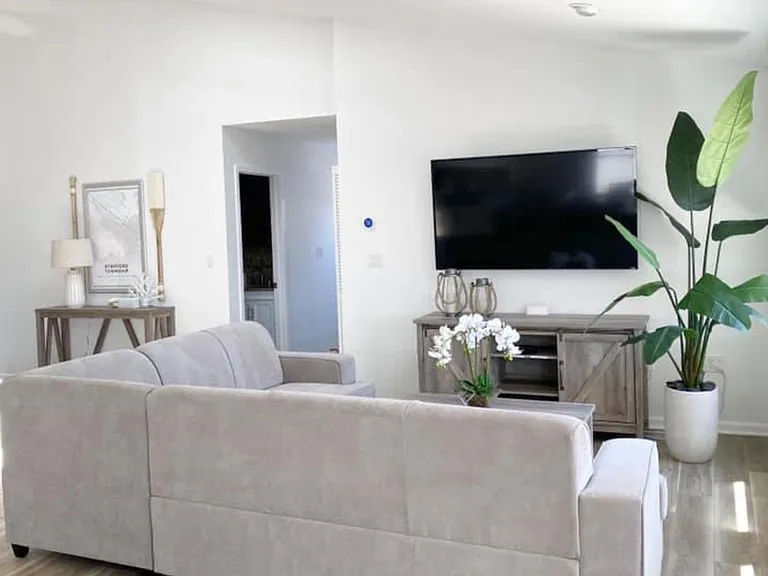 8 Rosalyn Dr — Photo 3