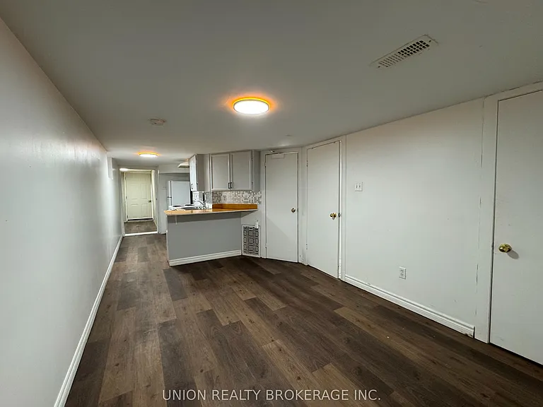 2137 Gerrard St E #LOWER — Photo 4