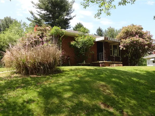 24 Hawthorn Ln, Chester, WV 26034