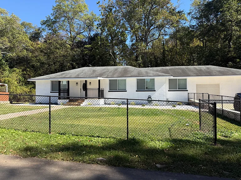 961 Eastside Dr SE — Photo 1