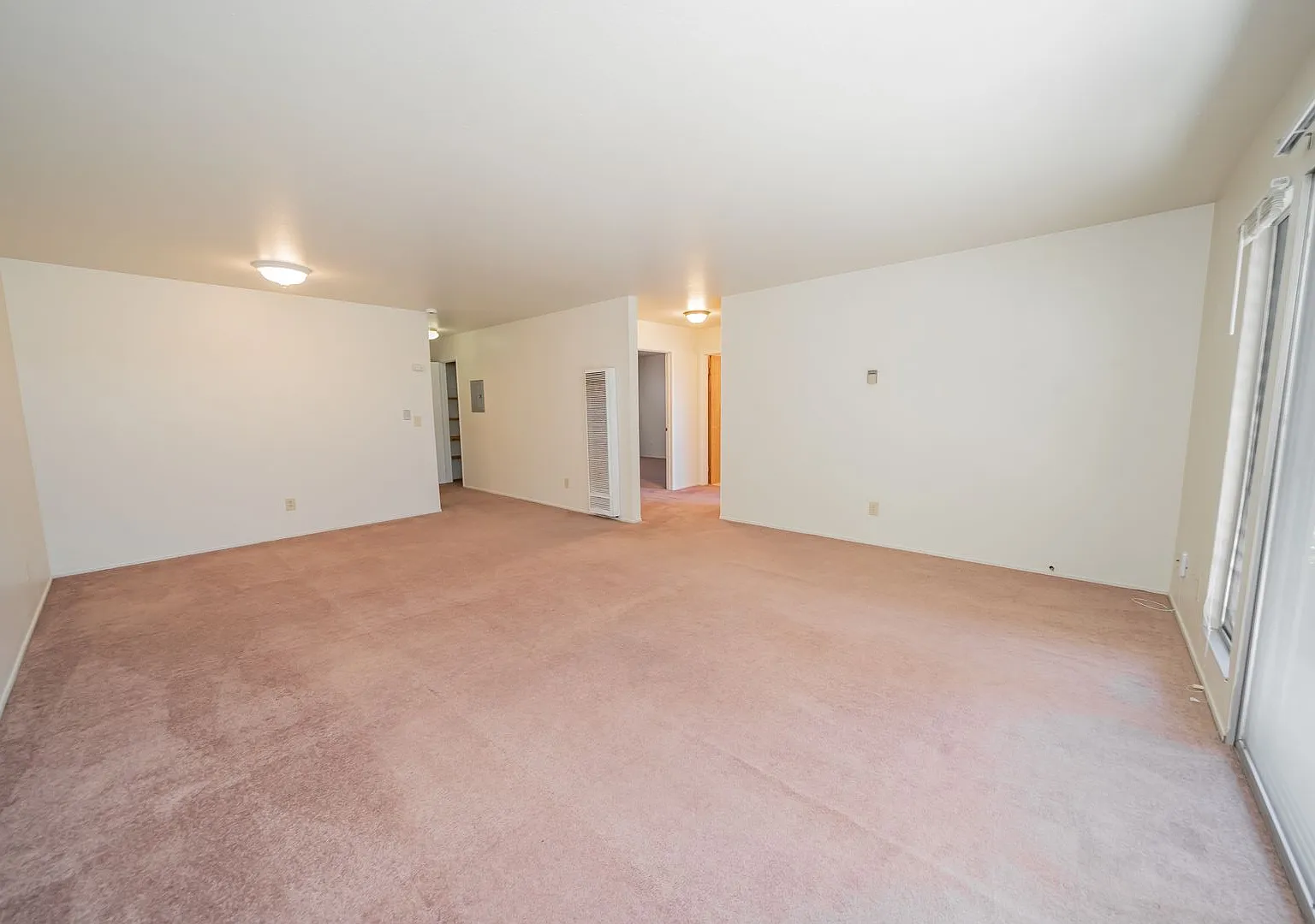 580 Jean St — Photo 3