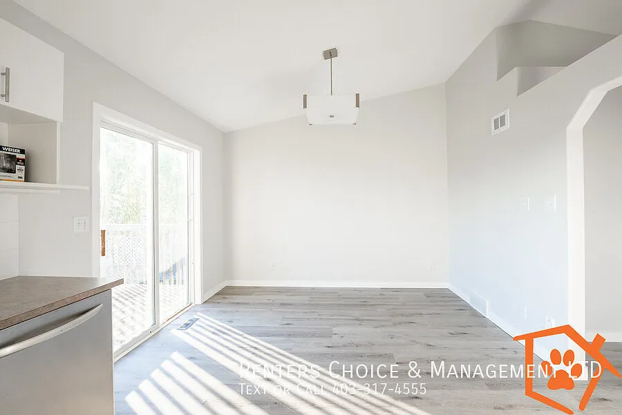 Mountain Heights Pet Friendly House with Attached Garage — Photo 3
