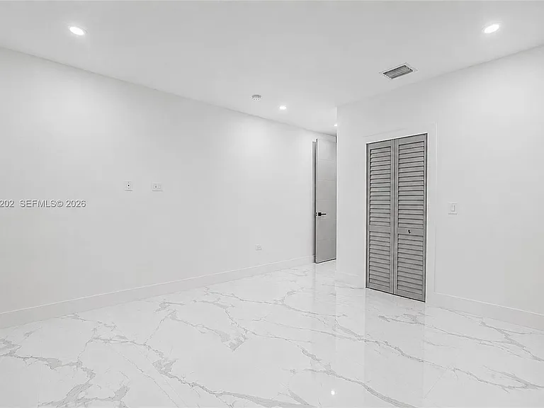 2320 SW 14th St — Photo 23