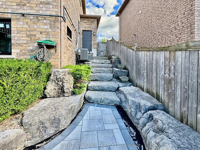 20 Prince Of Wales Dr #LOWER — Photo 1