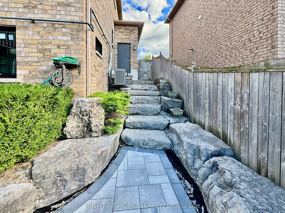 20 Prince Of Wales Dr #LOWER
