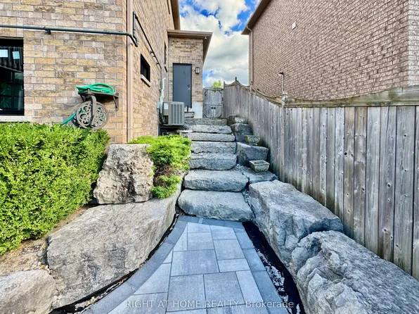 20 Prince Of Wales Dr, Barrie, ON L4N 0T5