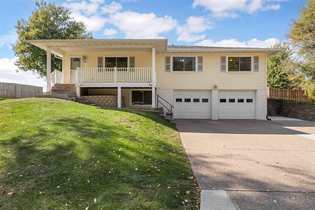 2210 Imperial Oaks Dr, Muscatine, IA 52761 | Zillow