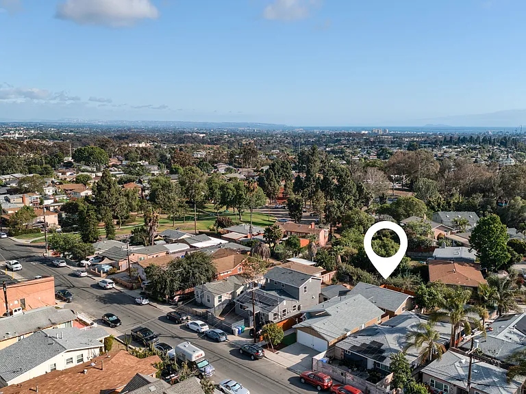 This private back unit is set in the heart of Azalea Park, nestled in a peaceful canyon setting while remaining conveniently connected to everything San Diego has to offer.