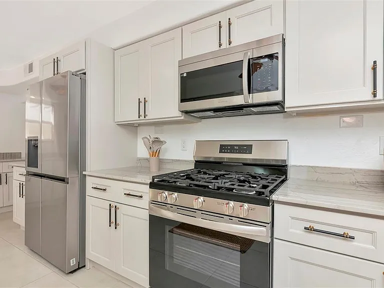 681 Avenida De Mayo — Photo 22