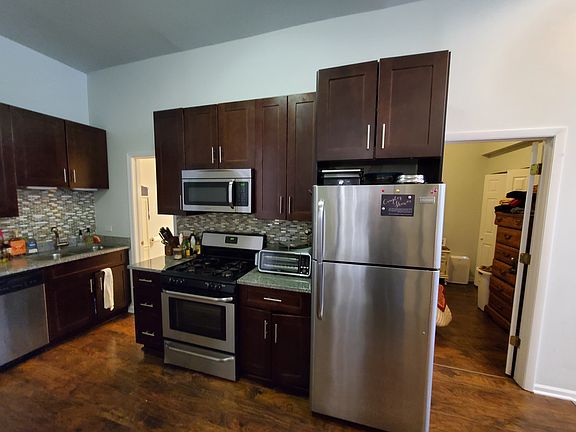 3rd image of 1528 N Ashland Ave #1F