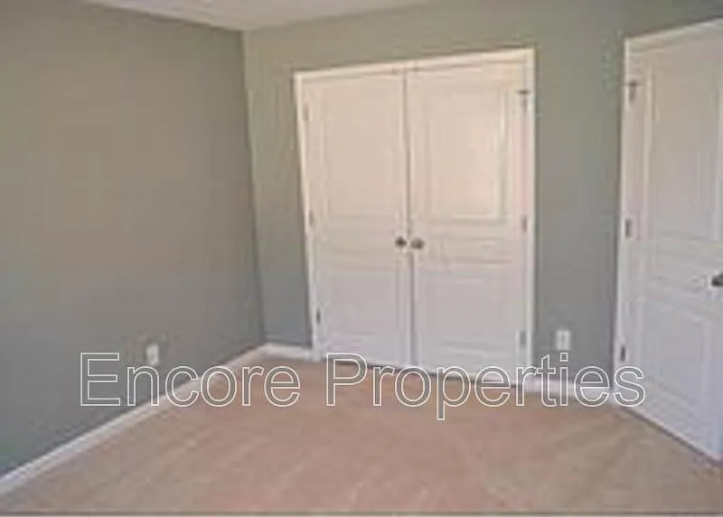 3 bed, 2.5 bath, 1800 sqft, $1,900 — Photo 4