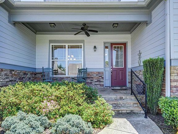 3rd image of 1093 Creekwood Cir