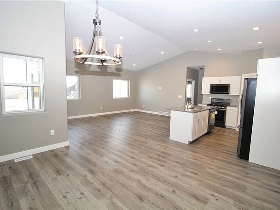 2nd image of 1712 Woodlands Way SE