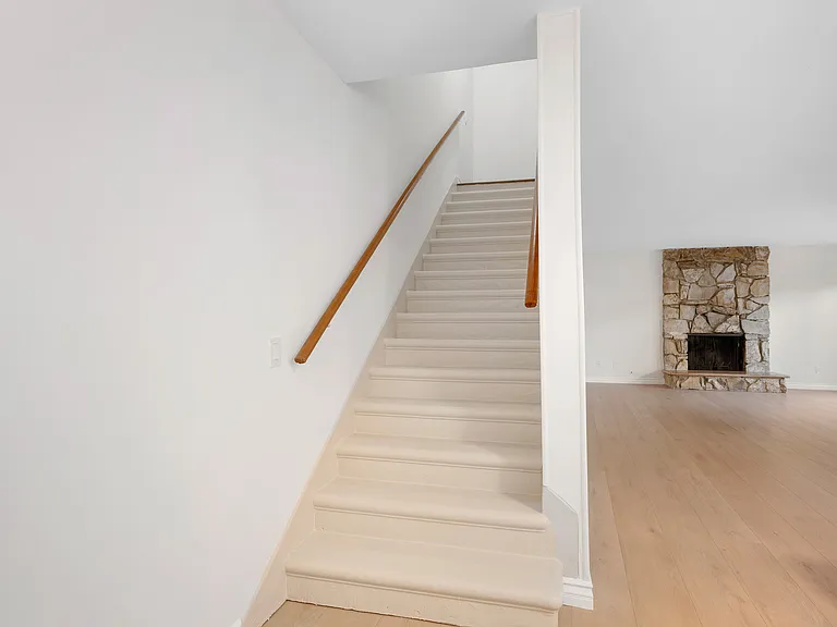 2116 E Chevy Chase Dr #C — Photo 13