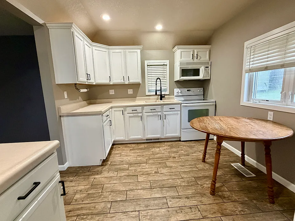 1005 M Ave