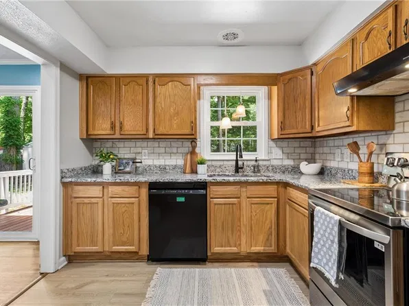 9 Hansom Dr, Poquoson, VA 23662