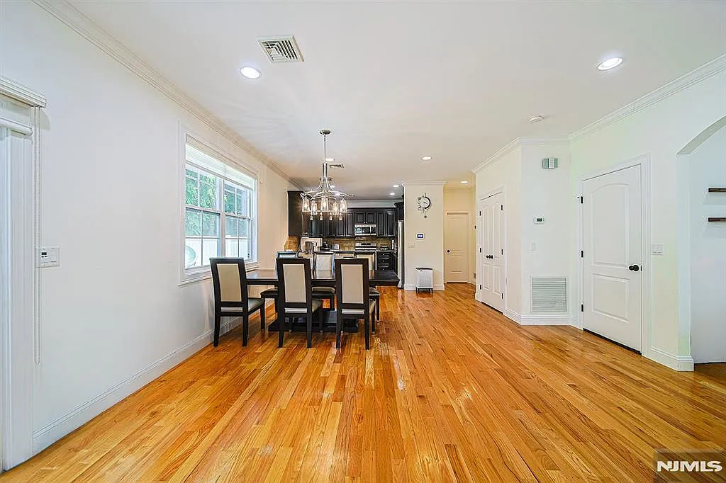 4 bed, 2362 sqft, $5,000 — Photo 2