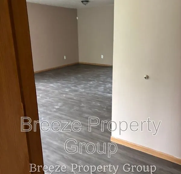 913 Hawthorne St — Photo 1