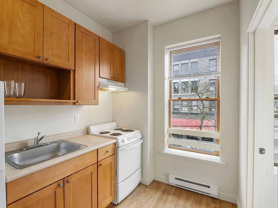 2-bed kitchen with appliances