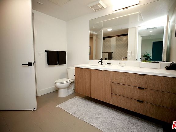 4th image of 150 S Berendo St #201