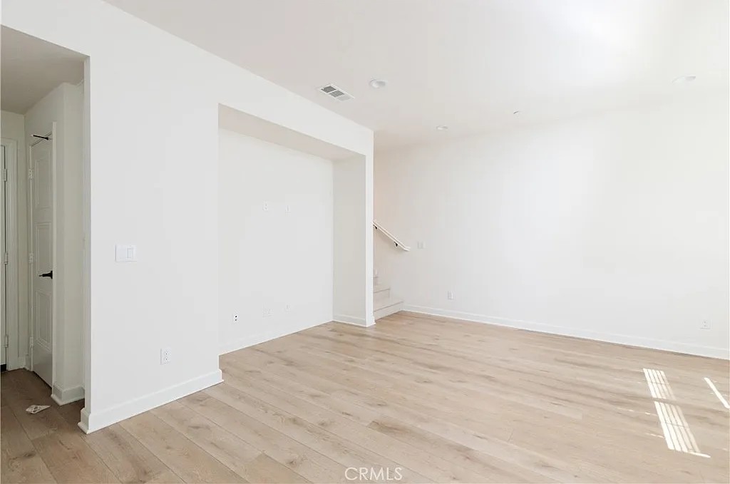 3 bed, 2.5 bath, 1344 sqft, $3,760 — Photo 4