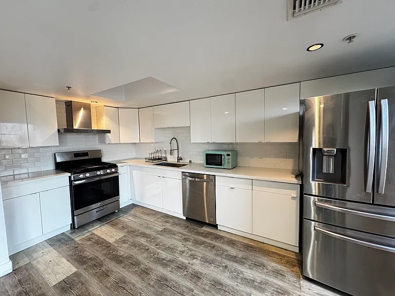 4755 Templeton St — Photo 8