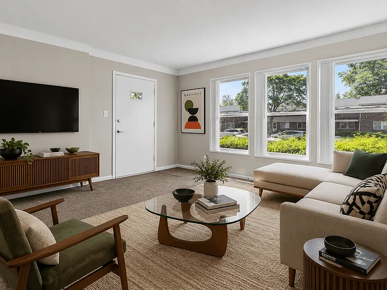 Oak Park Manor Apartments & Townhomes — Photo 27