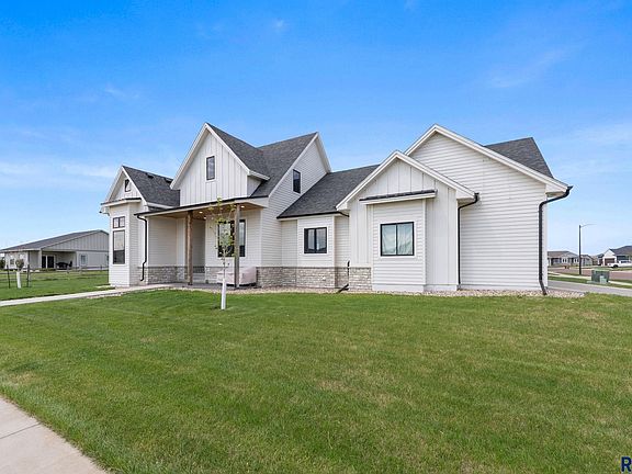 3rd image of 203 Central Cir