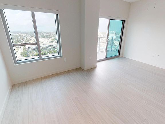 5th image of 584 Evernia St