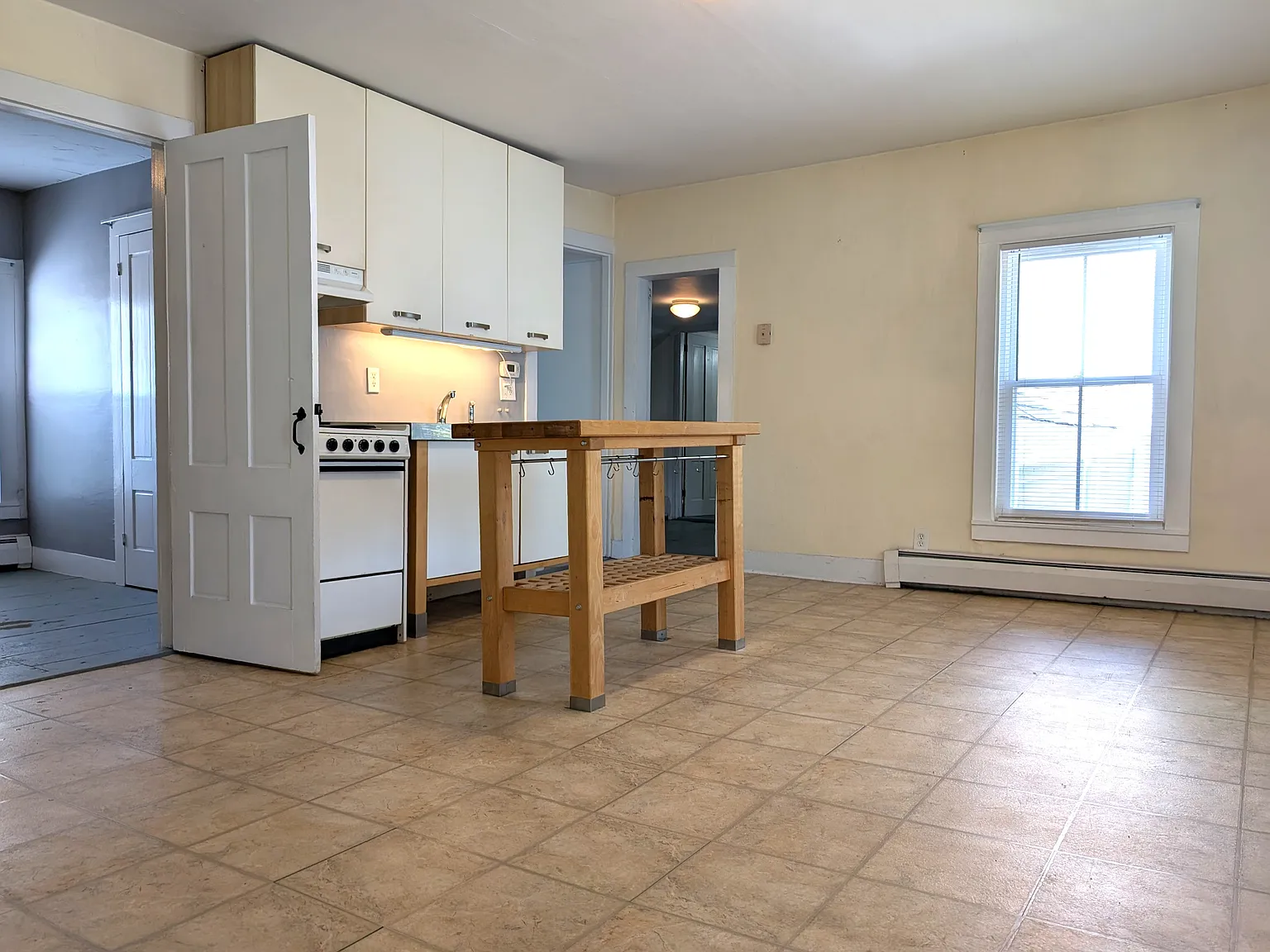 2 bed, 1000 sqft, $1,699 — Photo 2