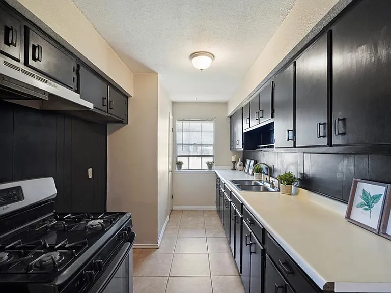 521 Gardenia St — Photo 13